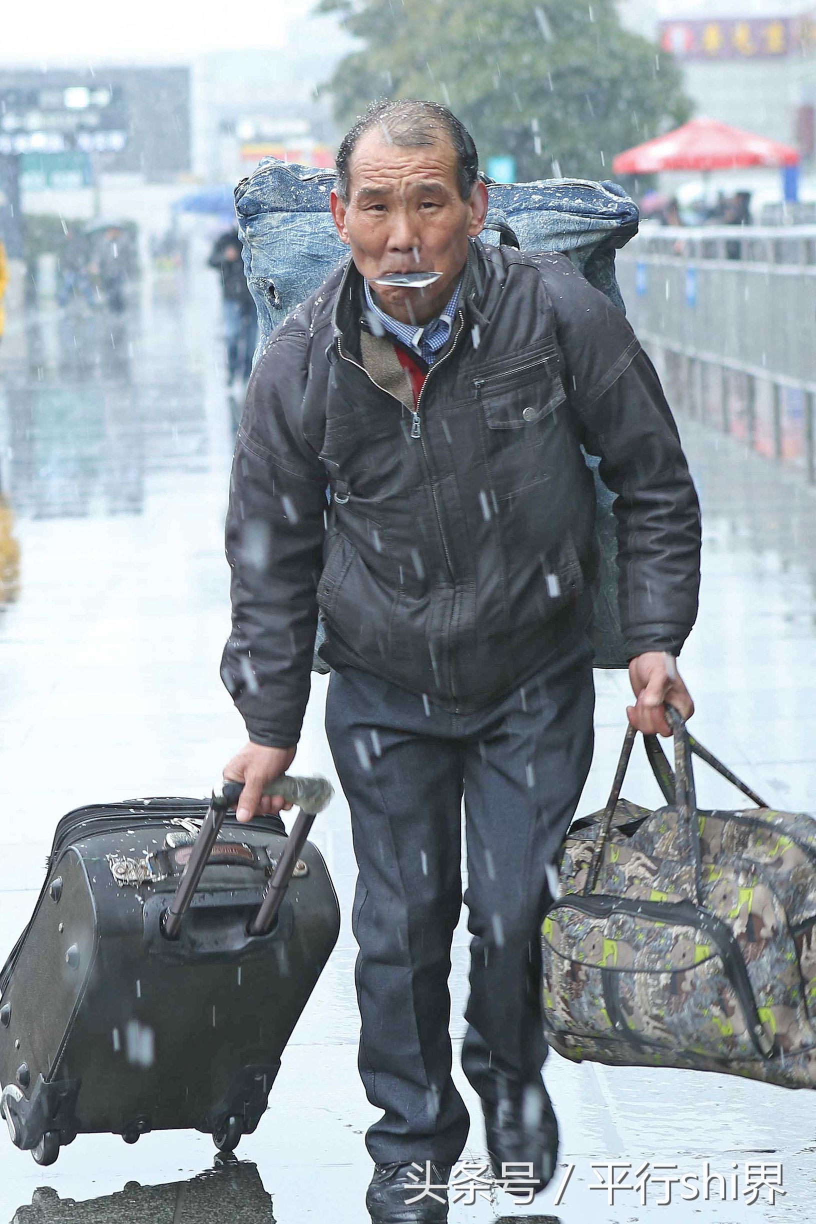 28日,上海重启雨雪模式,临近年关,在上海的大批外来务工人员返乡心切