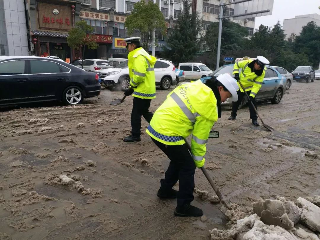 乐坪街除冰扫雪