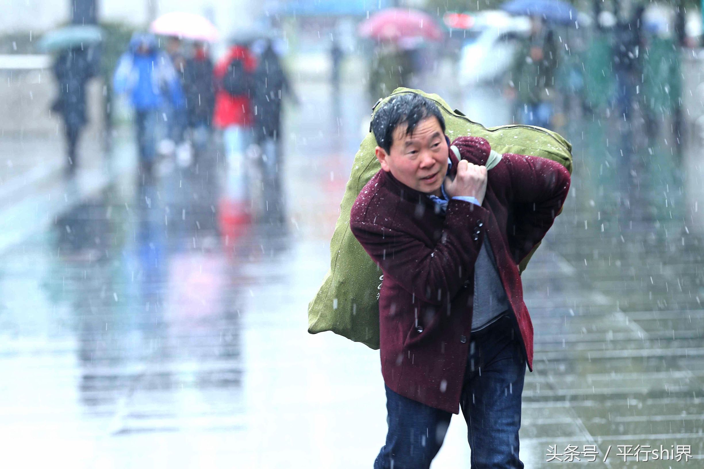 他們扛著包挑著擔嘴裡含著票,這些農民工的風雪返鄉路讓人心酸