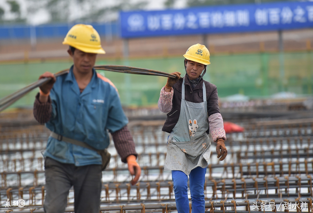 农民工夫妻档将青春奉献给城市建设春节背着妻子也要回家过年