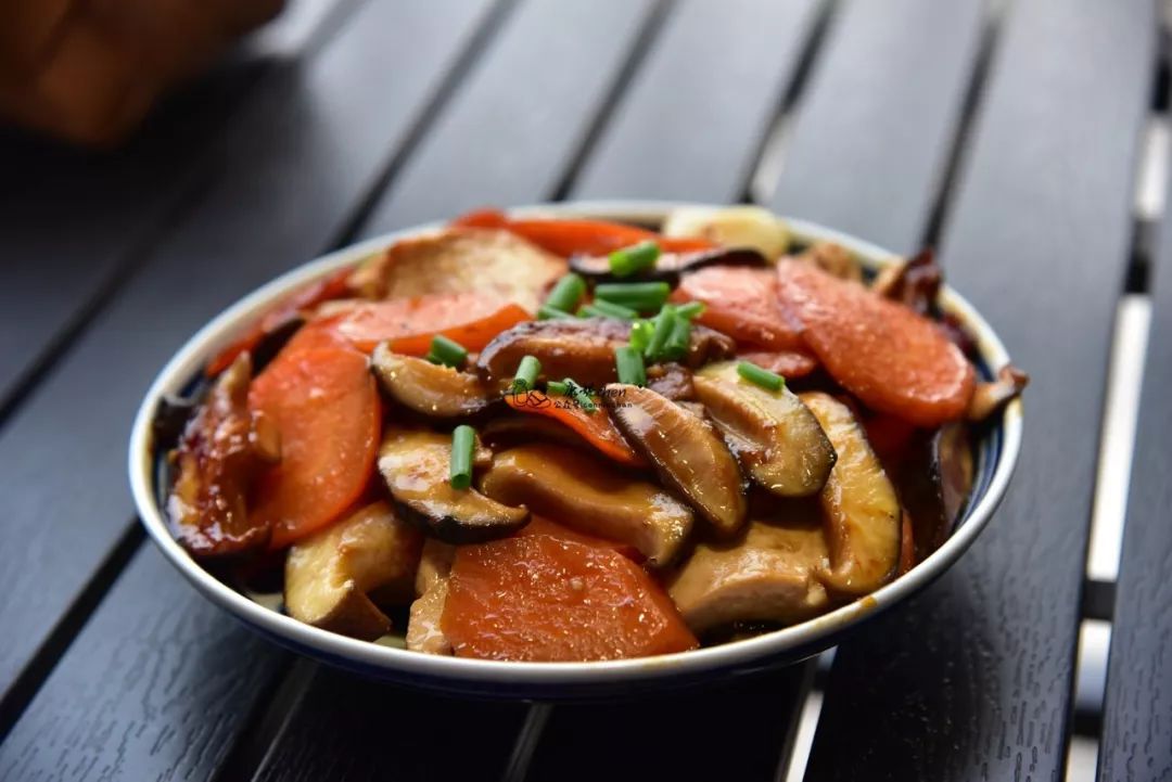 (二)胡萝卜香菇焖豆腐22 调料的份量要根据个人口味适当调整,比如喜欢