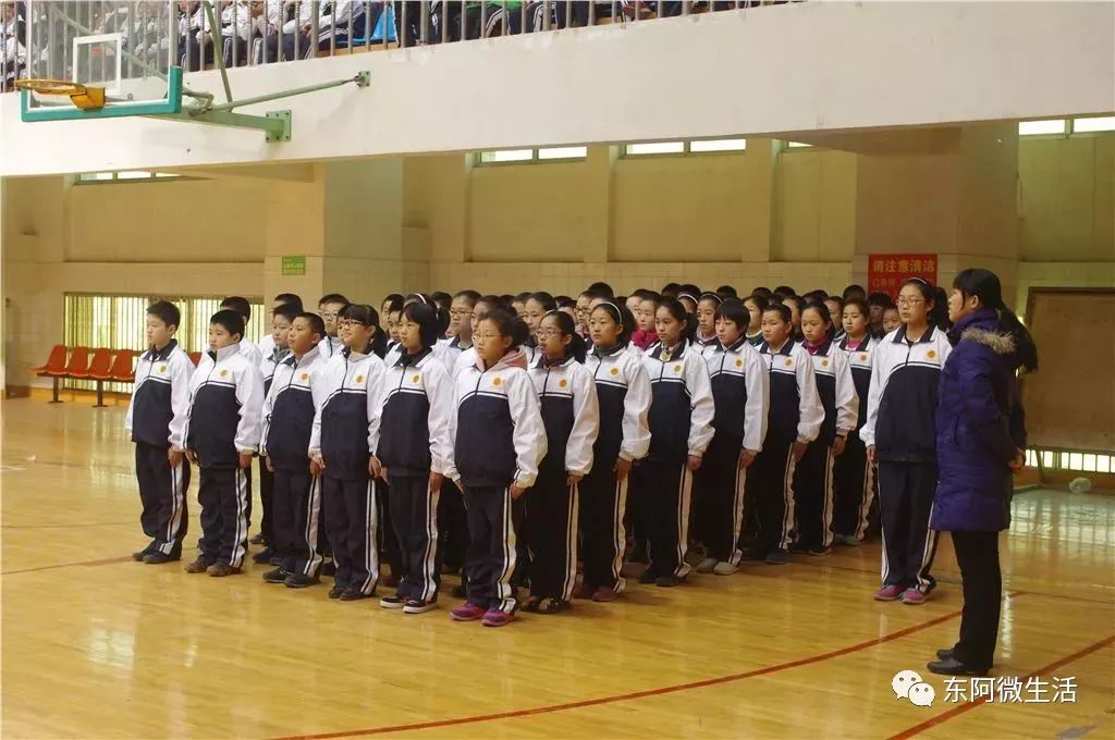 聊城水城中學水城的冬季校服也是藍黑色 白色為主袖子接近袖口的地方