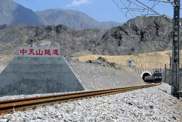 在戈壁,新疆第一长大铁路隧道(中天山隧道,22公里)的南疆铁路