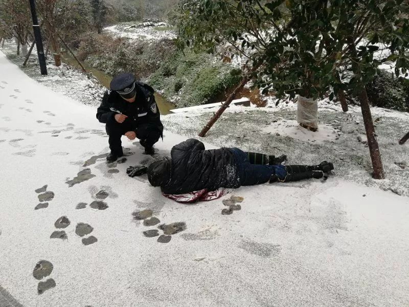 电动车雪地滑坡,骑车男摔倒冻成"雪人,民警来后先把外套脱了