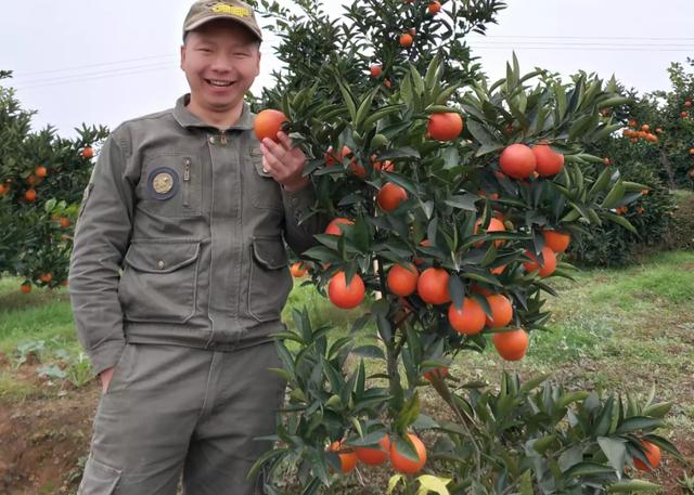 型男行走鄉村:型男是一個拍農村視頻比較成功者,或者正走向成功的人.