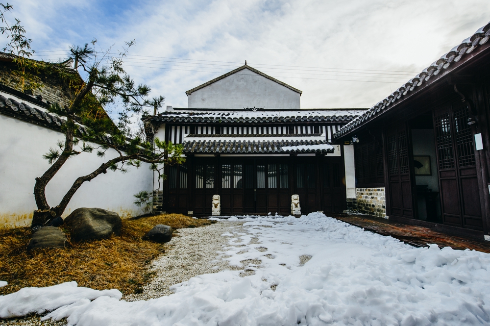 在吴毓芬和吴毓兰宅邸之间,有一条三尺宽的巷子