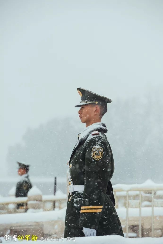 风雪中站岗的军人图片图片