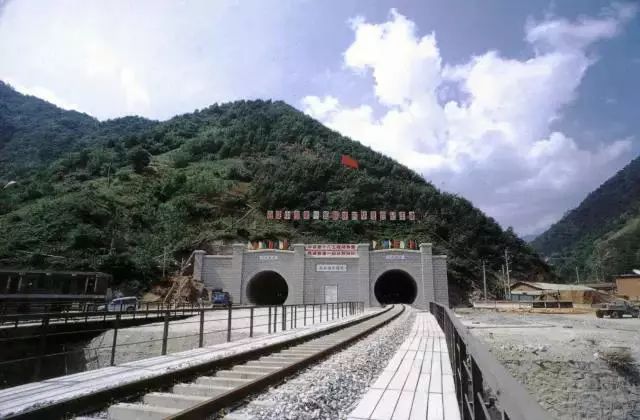 在深山,西康铁路秦岭隧道,全长18456米,先后荣获鲁班奖,国家优质工程