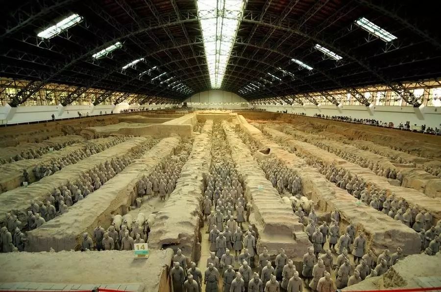 去参观过兵马俑的人都知道,秦始皇陵最著名的就是陪葬坑,目前发现的