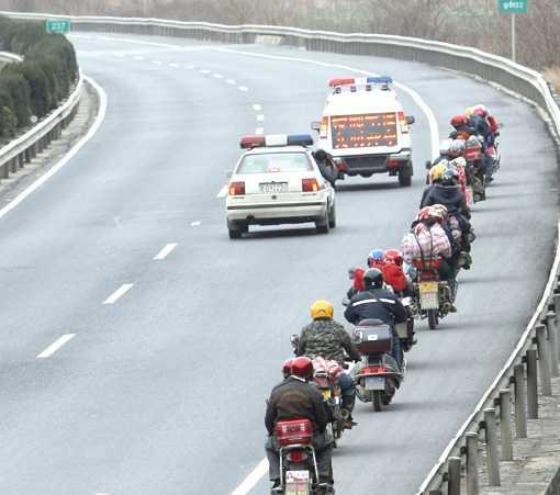 回乡的摩托车大军如果走高速,超载,交警会对他们进行执法吗?