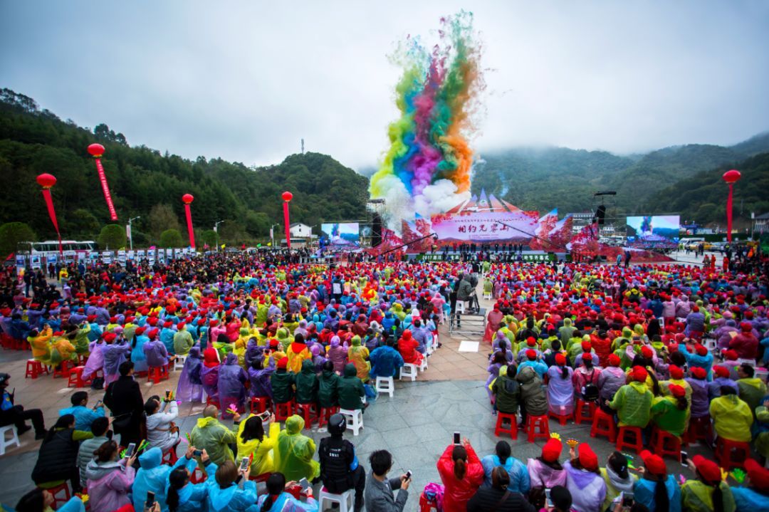 活动内容:文艺演出,抢鱼比赛 10月 举办地:南天门景区 活动内容:音乐