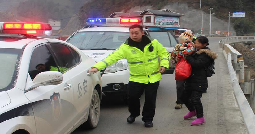 (民警將抱著發高燒孫子的奶奶接上警車 黔江警方供圖)