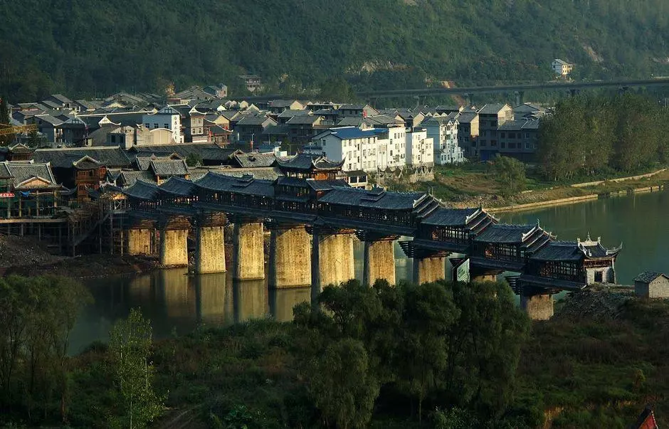 古鎮街巷格局保留較為完整,濯水暗河以及古鎮上的風雨橋,也別具特色.