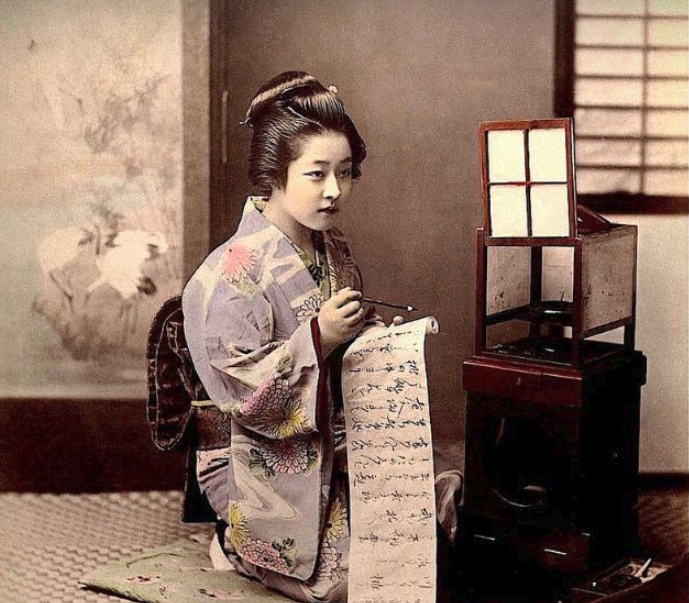 一名19世纪的日本女性,身穿日本传统的和服,手里拿着纸跟笔,看样子