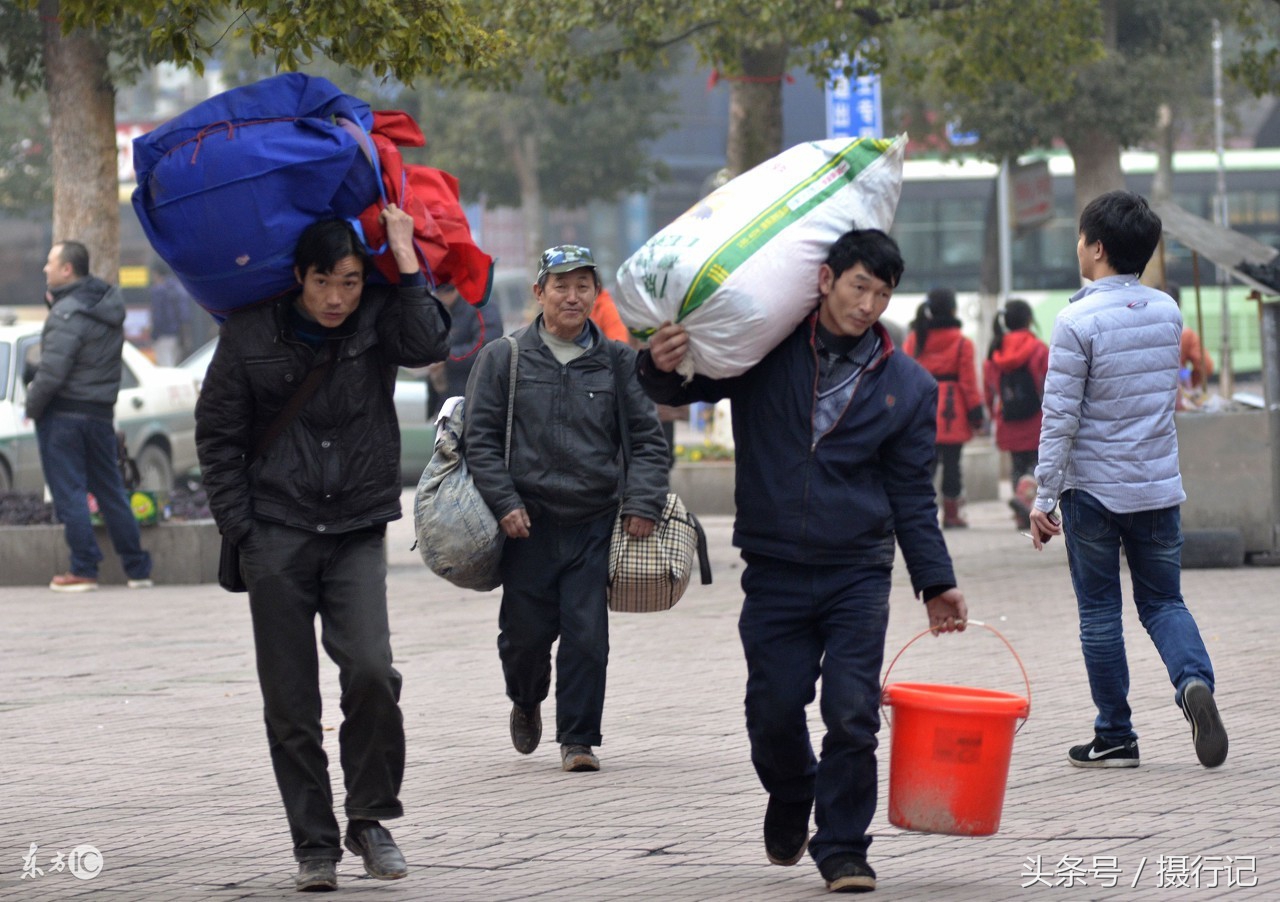 背着行李回家过年图片图片