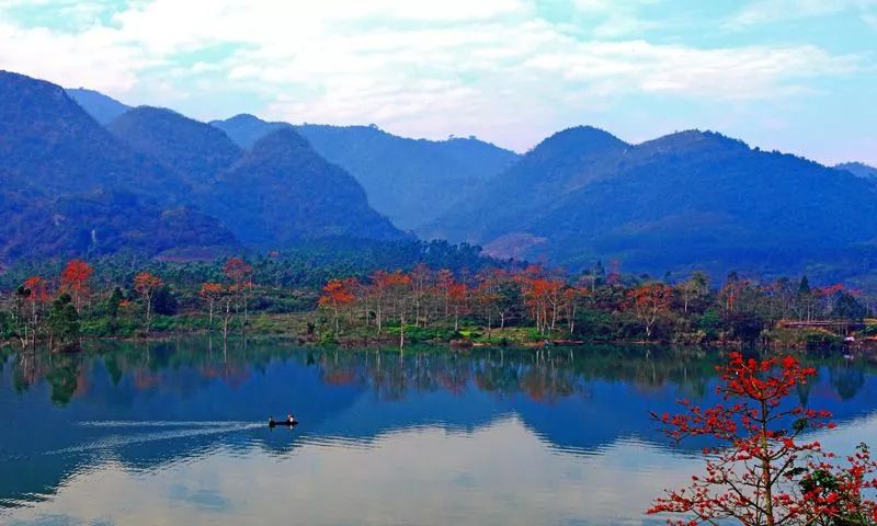 在旅遊發展方面,黃金城介紹,昌江將加快沿昌化江旅遊公路等