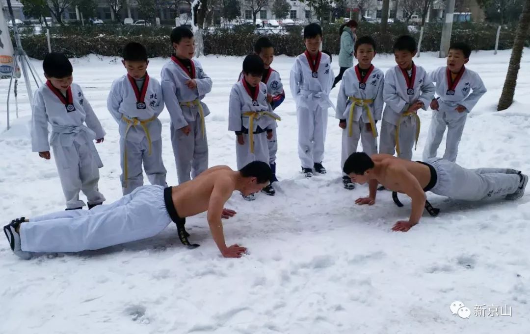 小男孩光膀子练武术图片