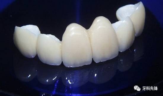 为什么牙医推荐二氧化锆全瓷牙?