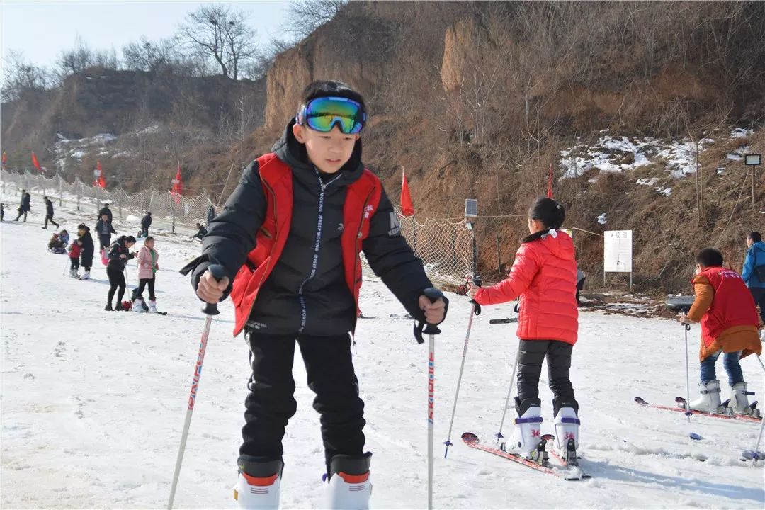 嗯哼大王,小花妹妹完美示范滑雪,你还在等什么?最后一期喊你来!