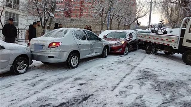 及時拍照移離現場.如果出現剮蹭,追尾事故,6風裡雪裡交警蜀黍不放假.