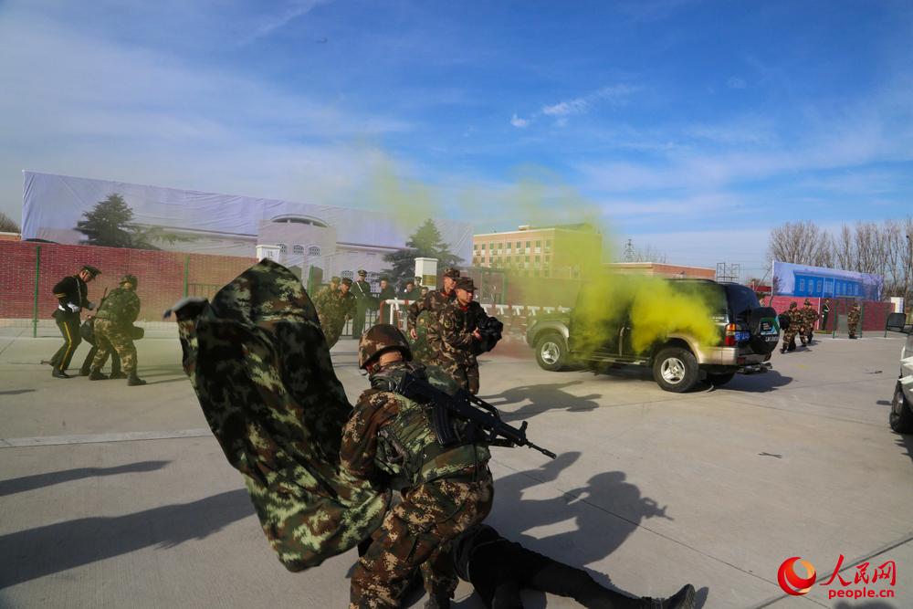 武警北京总队官兵听令而行,士气高昂奔赴练兵沙场.武炎龙摄