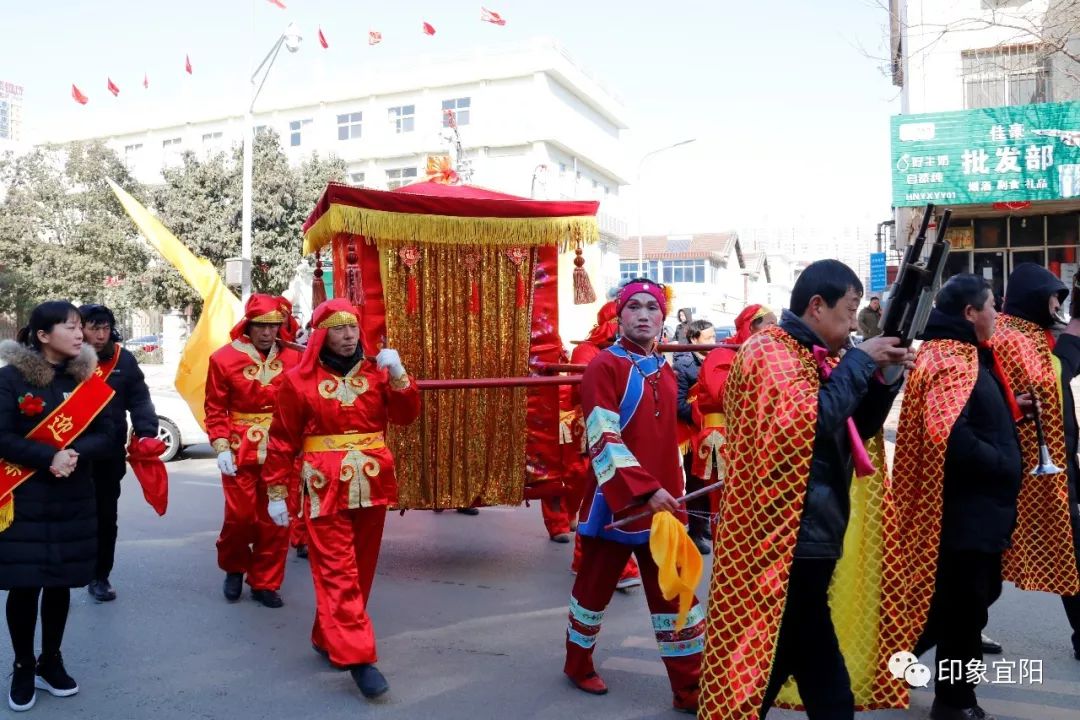 【古典婚礼】宜阳街头罕见的"八抬大轿"迎亲队伍!