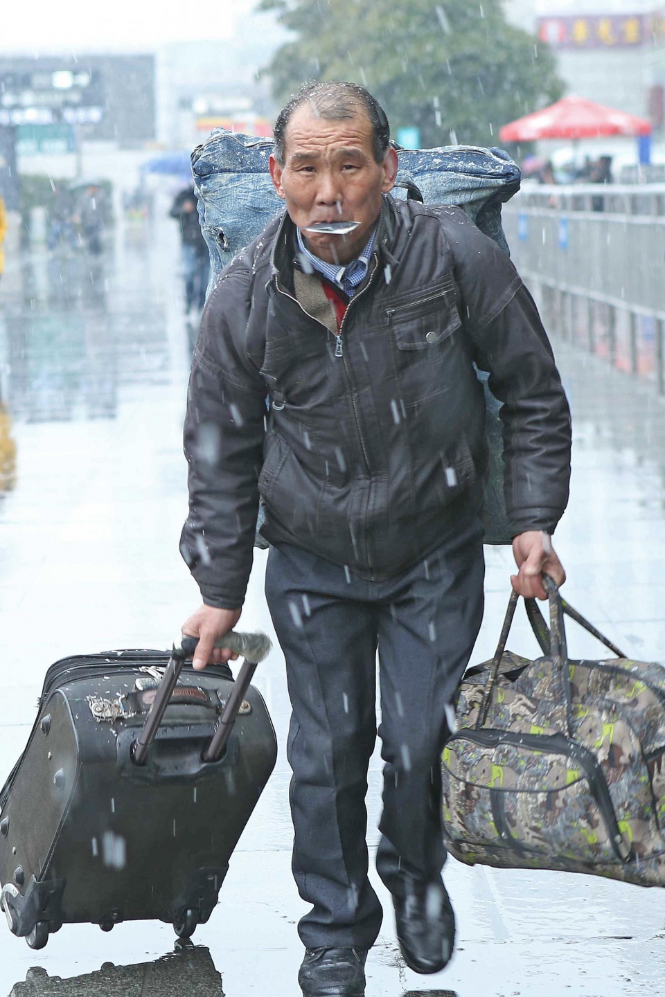 他们扛着包挑着担嘴里含着票,这些农民工的风雪返乡路让人心酸