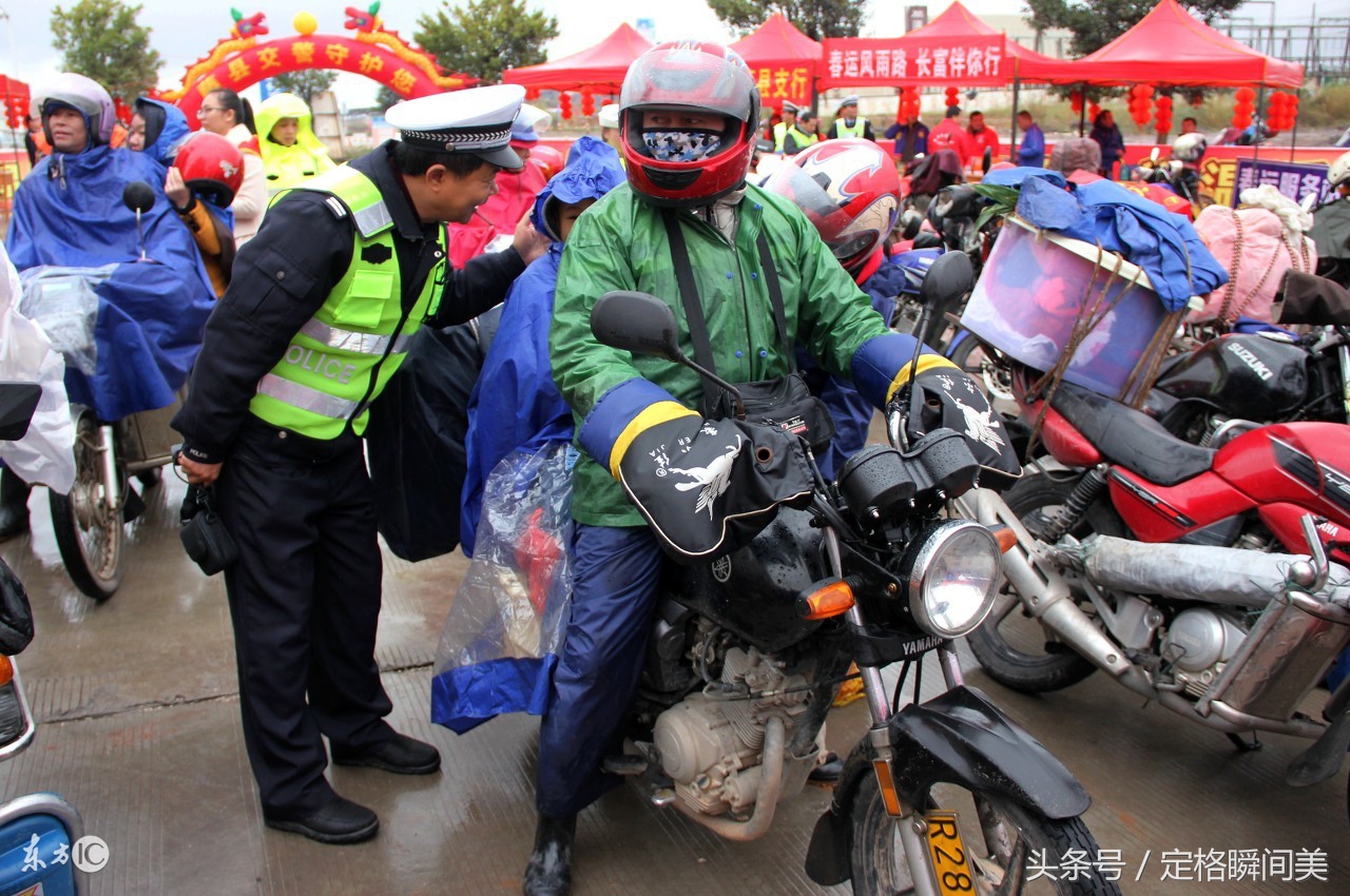 新年将近 农民工风雨无阻骑摩托车带妻儿回家 只为和家人团聚