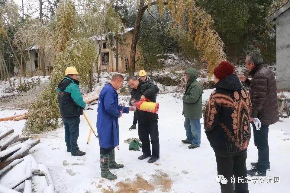 高壓電杆頂上的中餐記國網岳陽縣電力分公司毛田鎮供電所冰雪中搶修