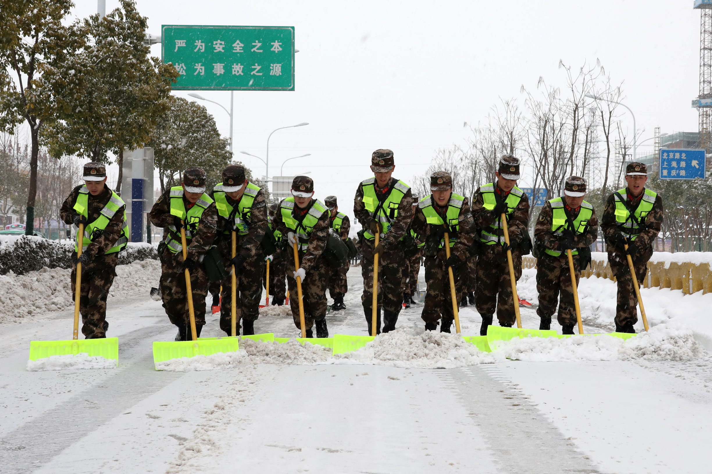 子弟兵冒雪除冰 群众:看到子弟兵就放心了