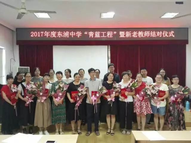 东浦中学2017年某一节陶艺课.