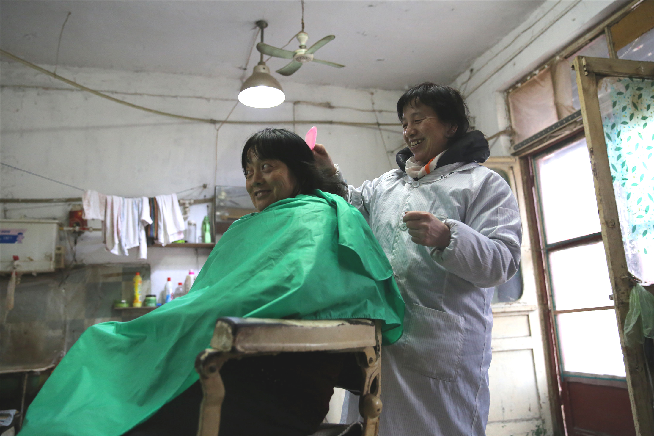 25年的老理发店理发师每天走13里上班