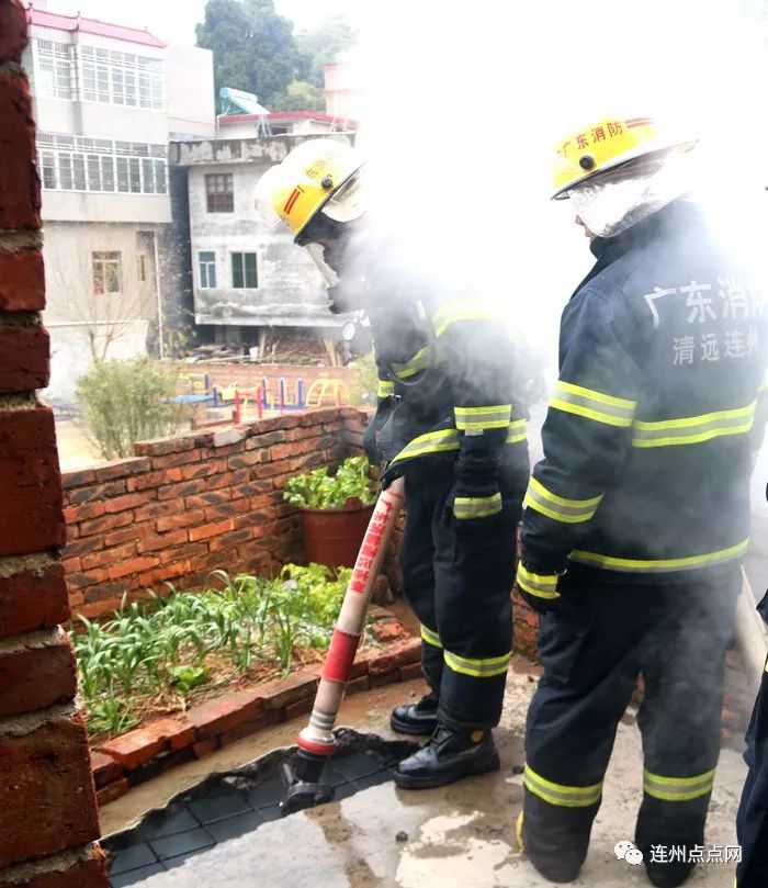 昨天连州大路边镇一民房起火,消防官兵在冰雪现场扑救!