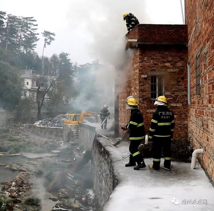 昨天连州大路边镇一民房起火,消防官兵在冰雪现场扑救!