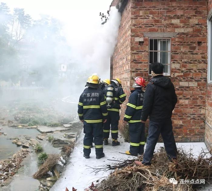 昨天连州大路边镇一民房起火,消防官兵在冰雪现场扑救!