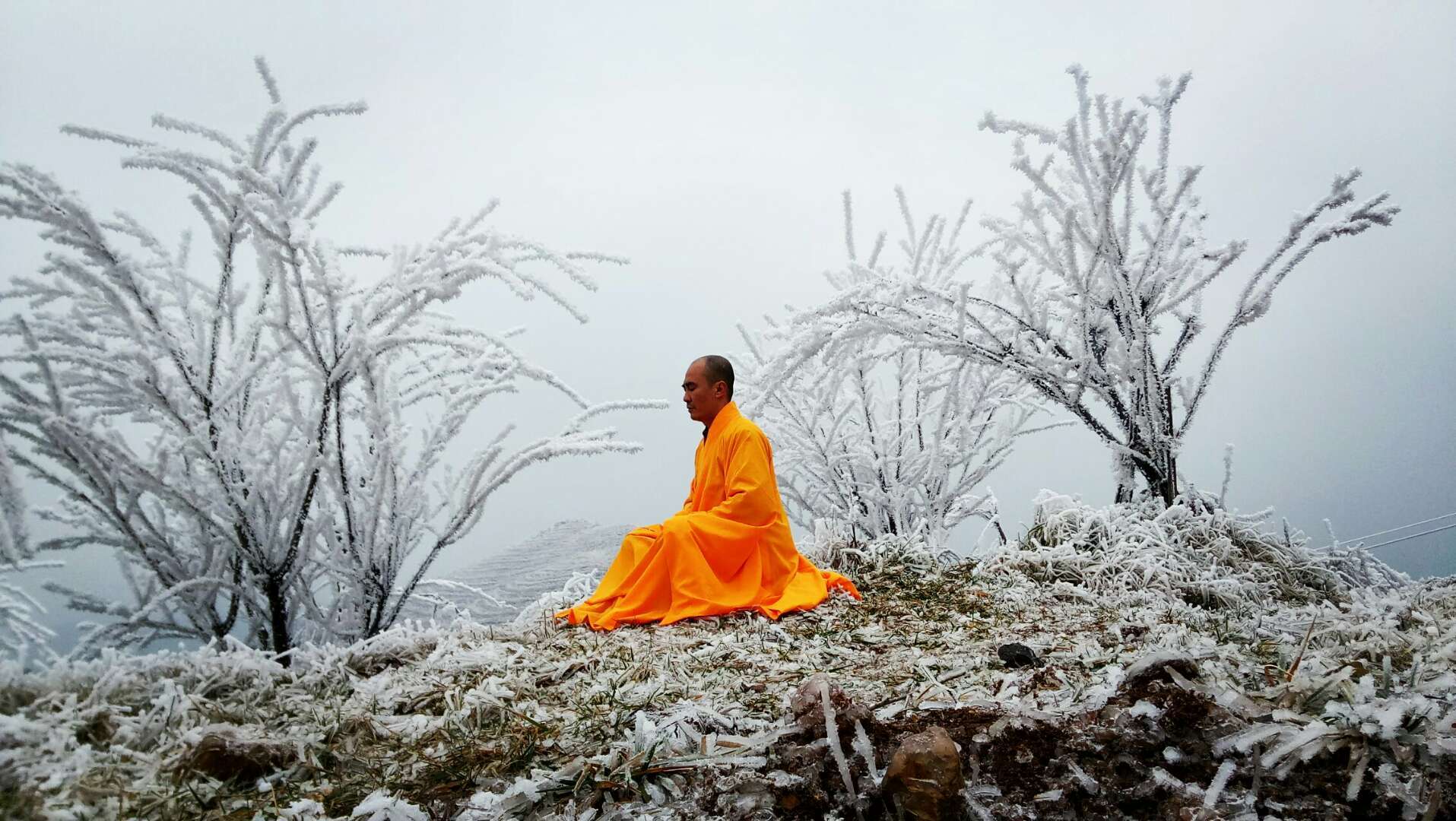 他在拜见师祖吗?平和人生,感知前世和未来!打坐完毕,下山!