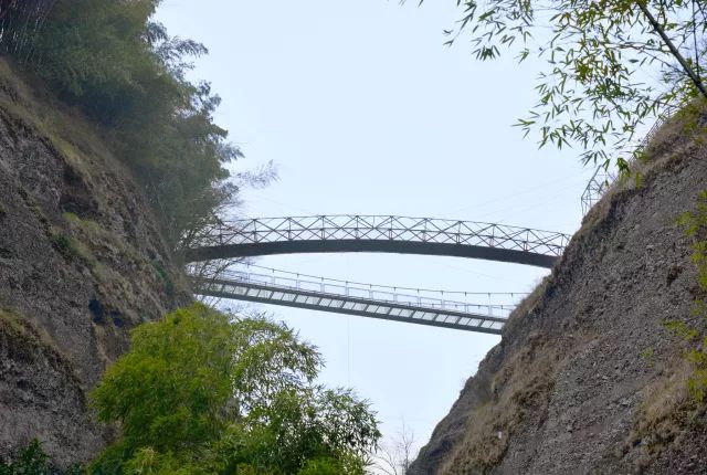 及數百米長的高空玻璃棧道橫跨崖壁峽谷的玻璃天橋其中,南武當山旅遊