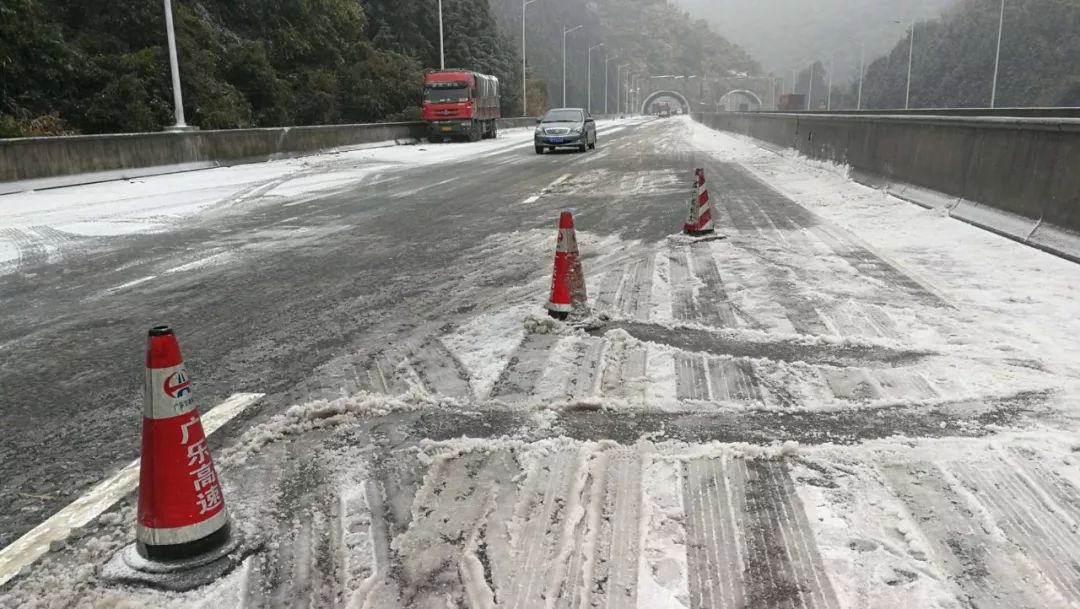 乐广高速京珠北高速韶关段云岩k1882路段路面出现结冰,实施交通管制