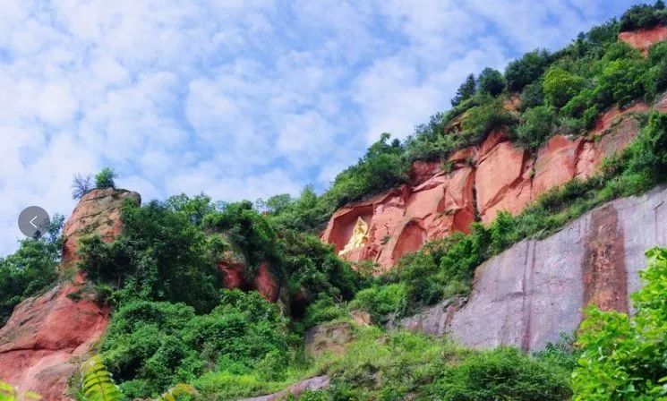 紅巖山莊坐落在國家aa級風景區高縣可久鎮紅巖山自然風景區,距高縣