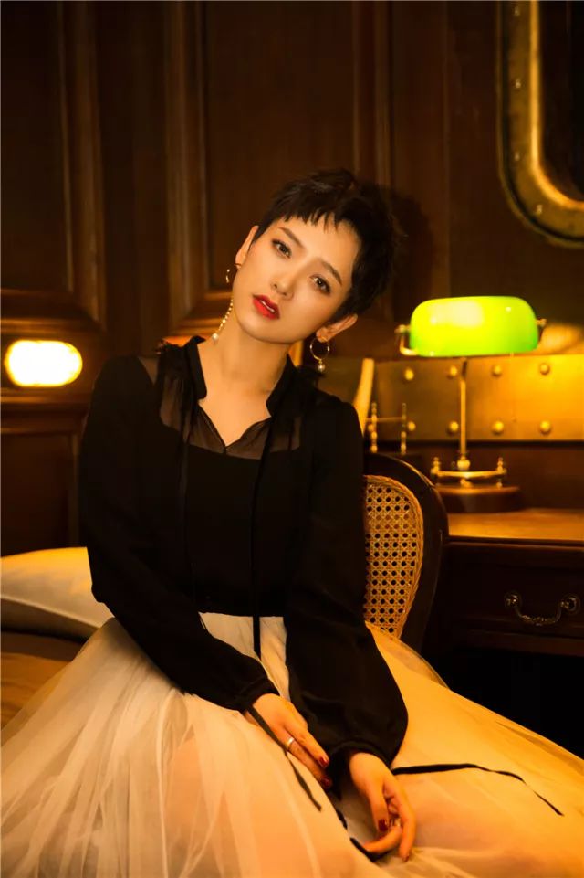 李晓峰获封年度风尚女演员 黑白搭配仙气十足