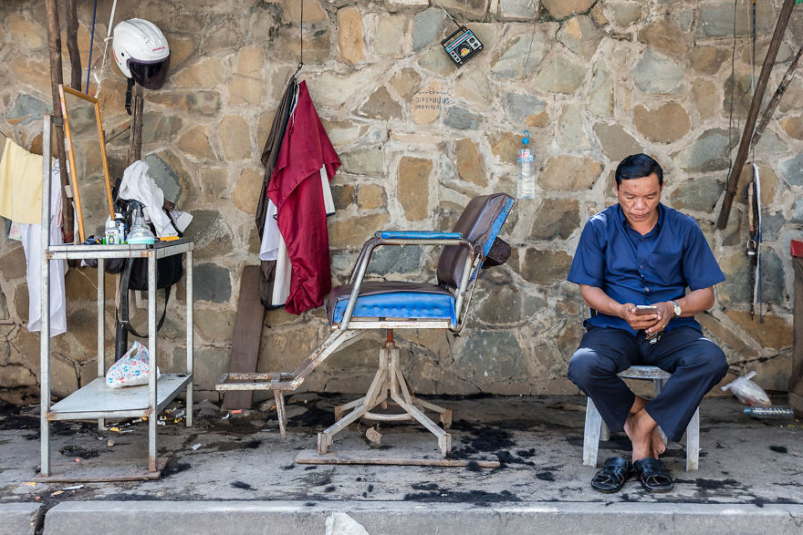 柬埔寨的黑帮大哥街头理发师