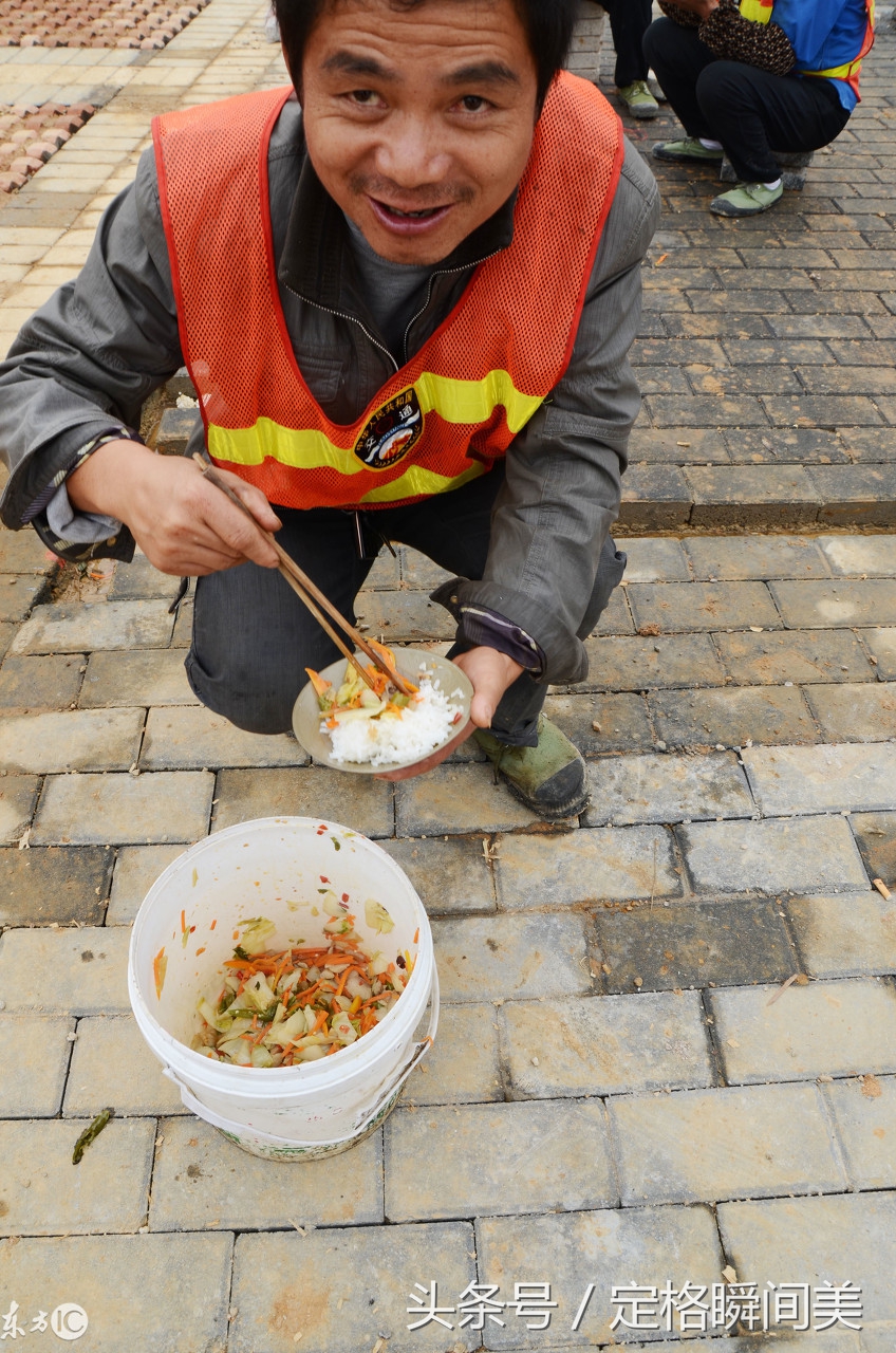 农民工蹲地下吃饭图片图片