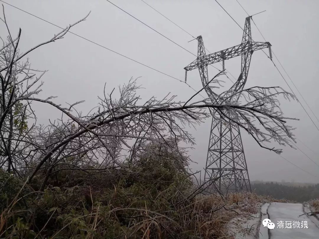 正在为车辆加防滑链上山的路已经全部结冰冒着零度的严寒为电线除冰!