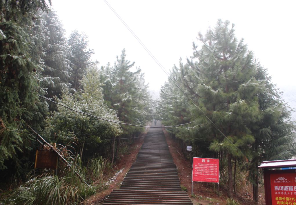 佛嶺吉和塔得比較大,吉和塔山下雪景,白茫茫一片.