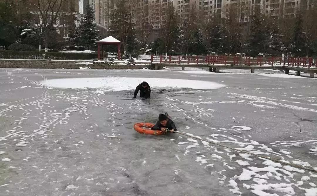 小孩掉进冰窟窿图片图片