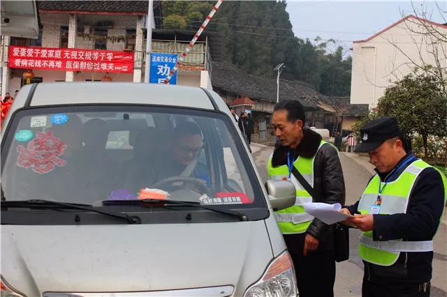 西充交警現場直播農村道路交通安全勸導取得成功