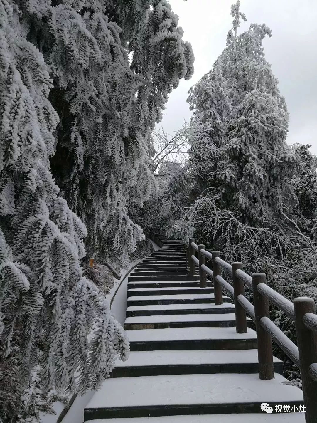 县几名资深摄影家在南国雪峰山溆浦国家森林公园穿岩山景区拍摄雪景