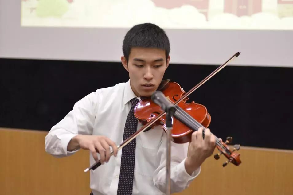 「菩萨蛮」演唱者:唐雪媛手风琴独奏「花儿与少年」演奏者:薛维恩