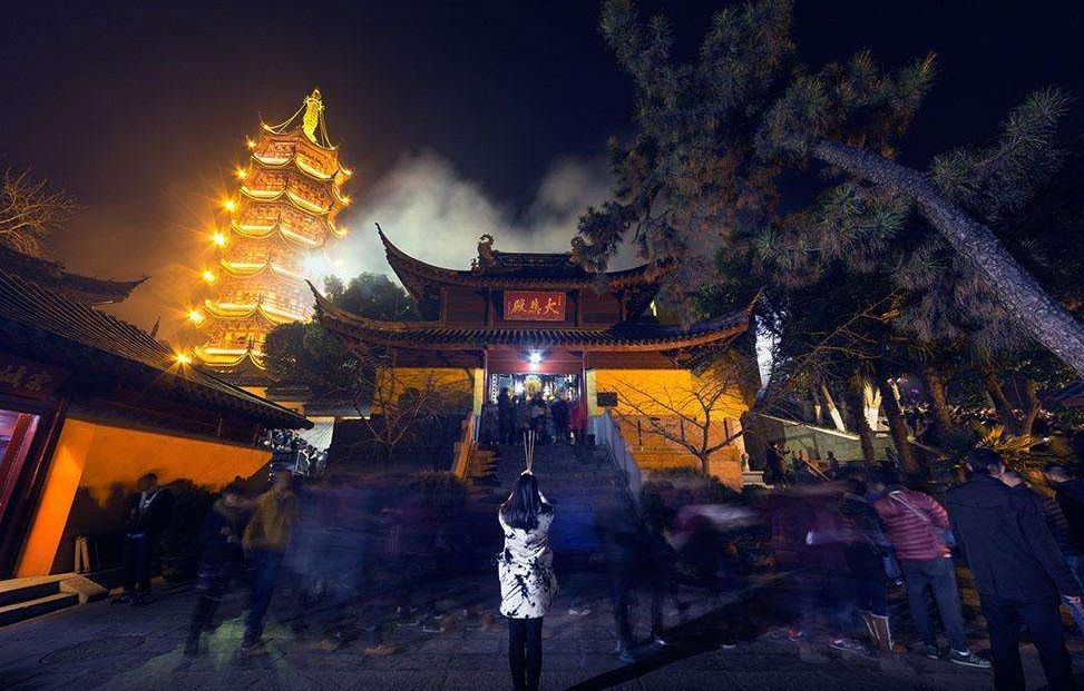 每年过年想要图一个好的彩头都会到鸡鸣寺上香,鸡鸣寺的香火绵延不断