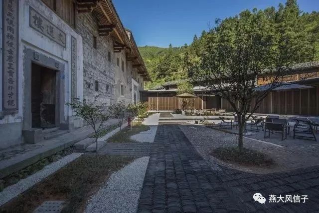 青普在福建南靖塔下村寻觅到了五座百年以上历史的土楼建筑,三间为